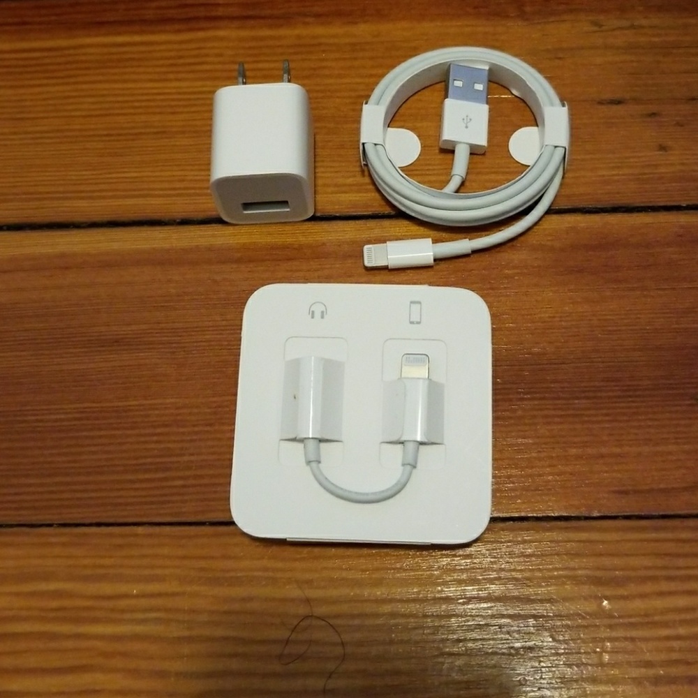 APPLE Charger, headphones & adapter Value 60$$